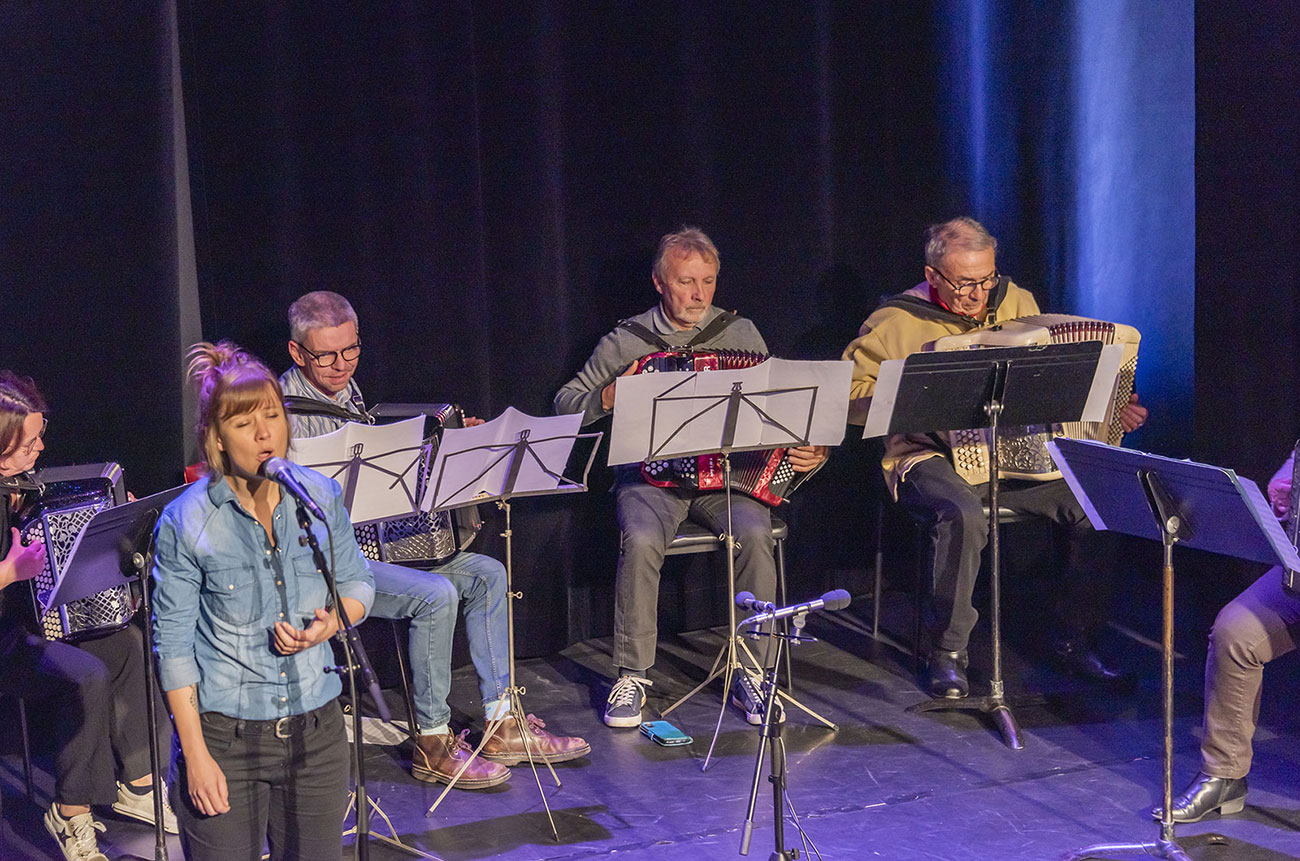 Sur scène aux côtés de l’artiste Hélène Le Gros